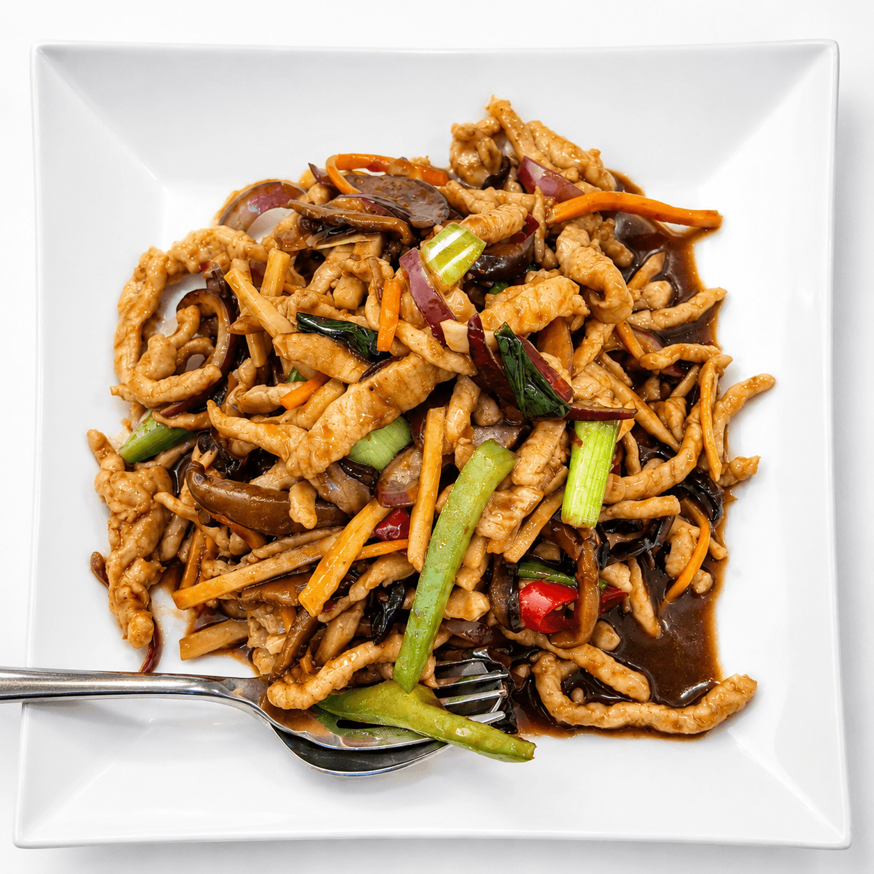 Porco salteado com legumes e cogumelos