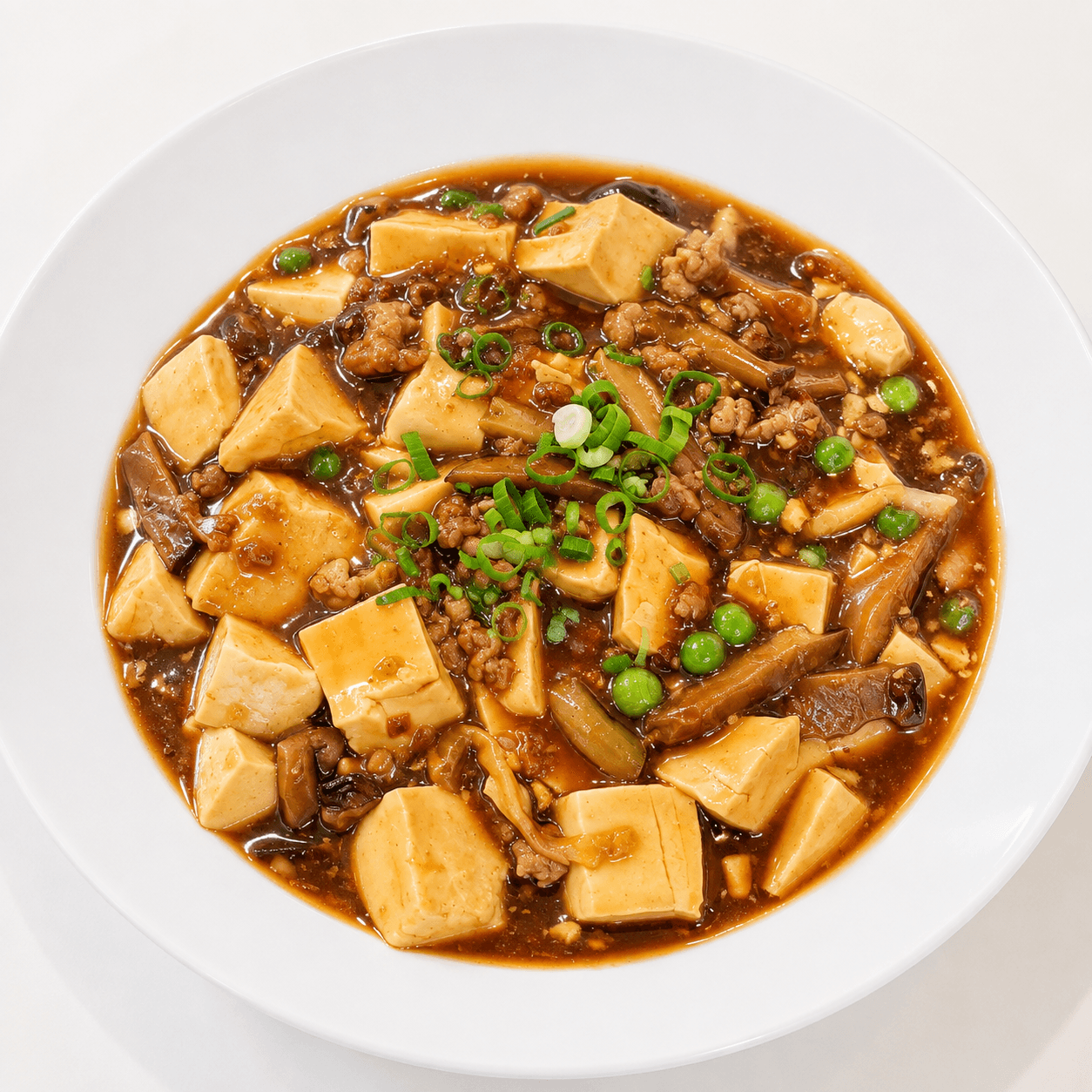 Mapo tofu com carne picada, ervilhas e cebolinho