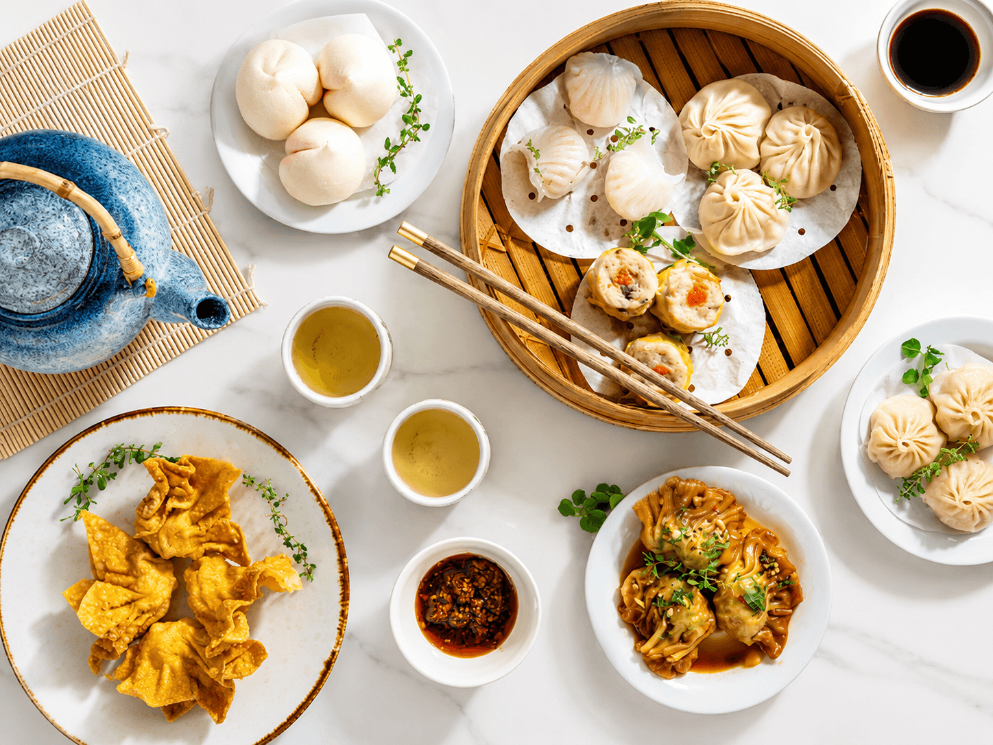 Seleção de pratos cantoneses e dim sum para partilhar